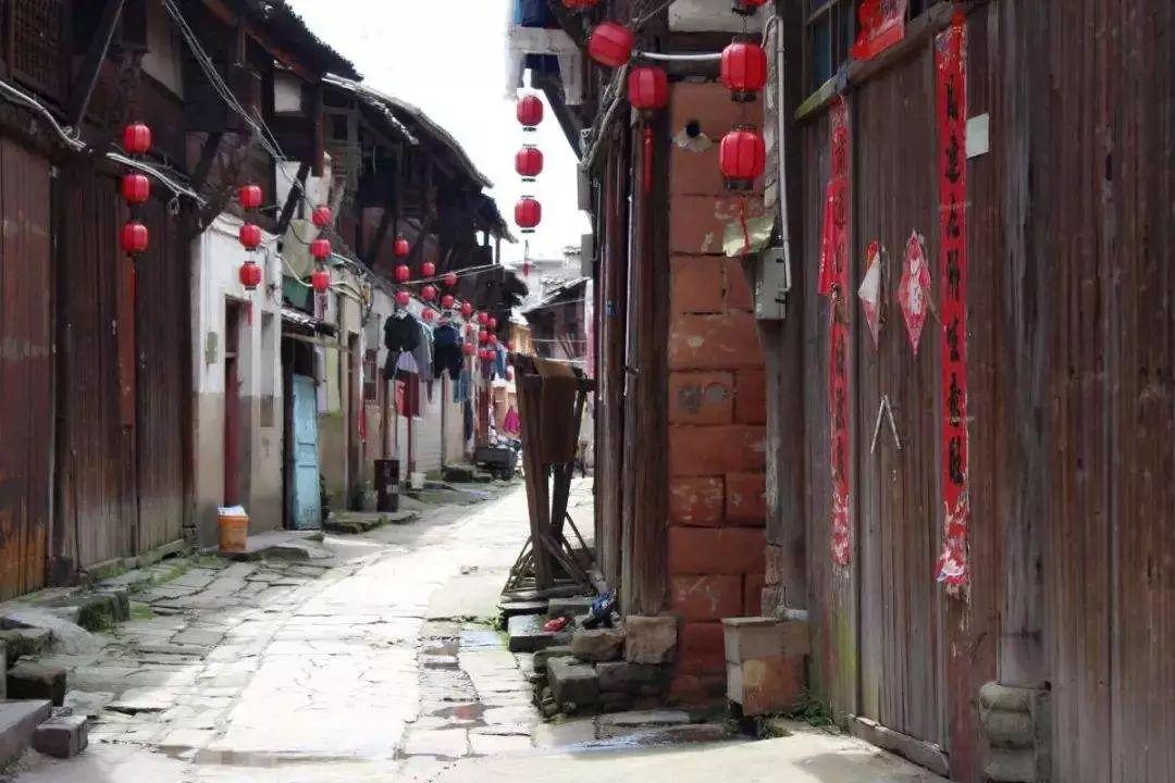5个万6个百3个一8个1/10组成这个数写作什么？